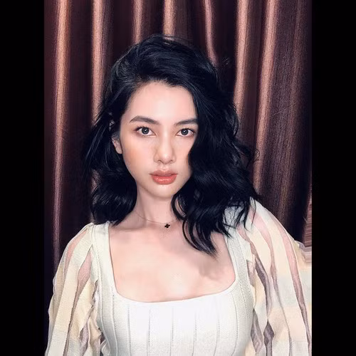 Không chỉ khiến nhiều người ngỡ ngàng vì nhan sắc ngày càng thăng hạng sau khi tham dự cuộc thi Hoa hậu Việt Nam 2020, Cẩm Đan còn gây ấn tượng với gu thời trang ngày càng thời thượng.