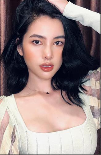 Bên cạnh những lời khenvề phong cách ngày càng trưởng thành của cô, một số người cho rằng Cẩm Đan nên tiết chế hơn trong cách ăn mặc, nếu không, sẽ bị mất điểm trong mắt NHM.