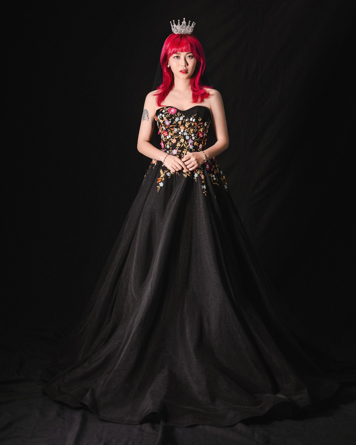 Minh Tú cũng bày tỏ sự phấn khích và ủng hộ Misthy khoe hình thể trong chừng mực.