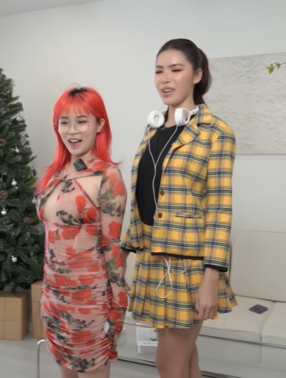 Khi từ phòng thử đồ bước ra, Misthy tỏ ra rất lúng túng với chiếc váy ôm sát có các chi tiết cắt xẻ táo bạo. nữ streamer liên tục lấy tay che lại khoảng hở giữa ngực và thốt lên “không dám nhìn thẳng” vào mình.