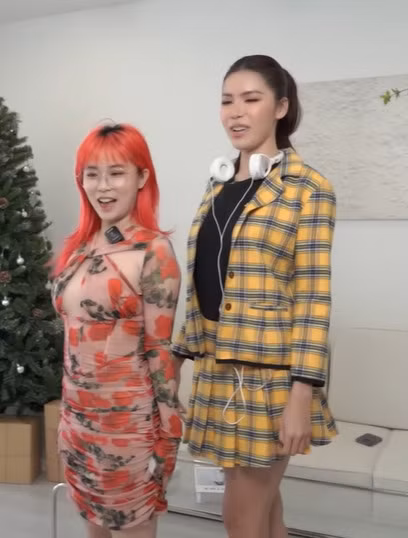 Khi từ phòng thử đồ bước ra, Misthy tỏ ra rất lúng túng với chiếc váy ôm sát có các chi tiết cắt xẻ táo bạo. nữ streamer liên tục lấy tay che lại khoảng hở giữa ngực và thốt lên “không dám nhìn thẳng” vào mình.