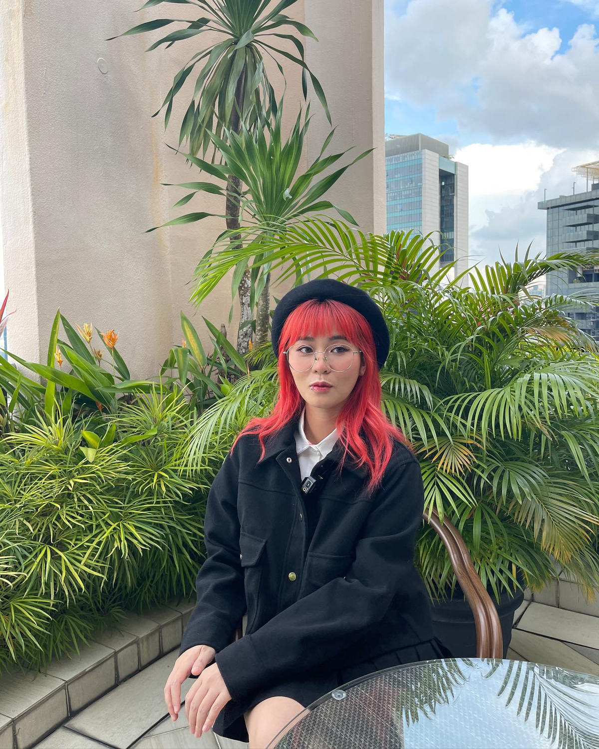 Trang phục Misthy diện có phần năng động, thường là những bộ đồ form rộng, thoải mái như quần jeans áo phông.