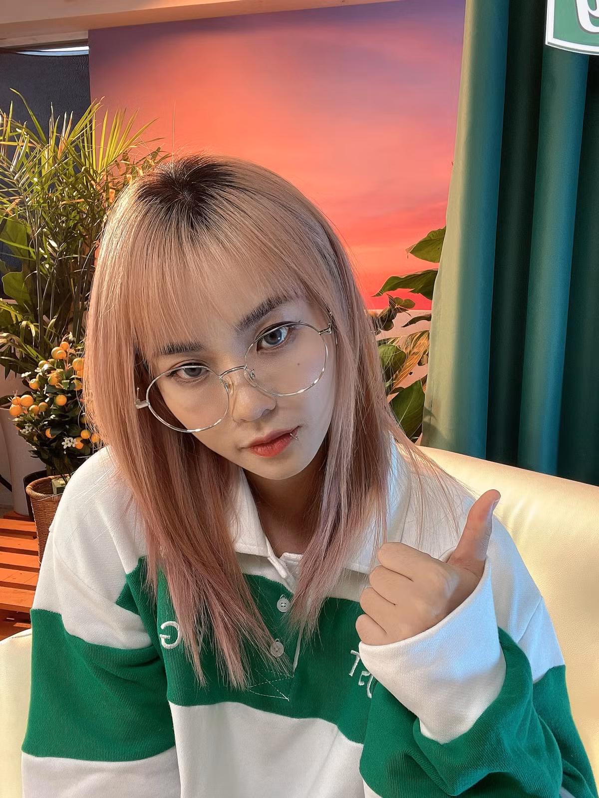 Thậm chí, người bạn thân thiết, gắn bó từ thời kỳ đầu làm streamer là Xemesis cũng phải thốt lên khi nhìn thấy hình tượng mới của Misthy: “Tôi không nhận ra người này là ai”, nhận về hàng nghìn lượt thích.