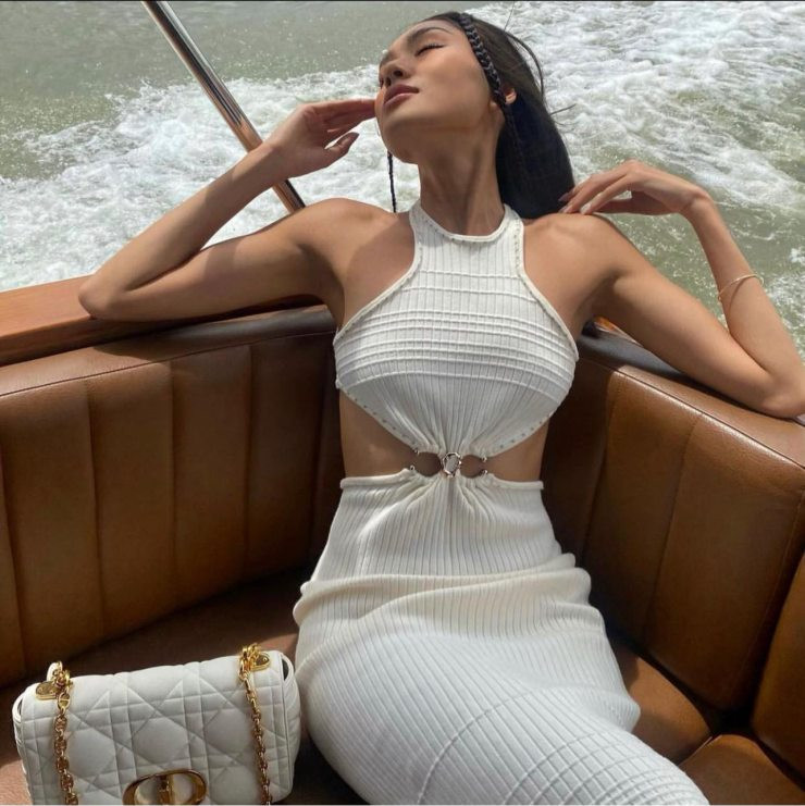 Thậm chí, từng có lần Thảo Nhi Lê còn mạnh dạn thực hiện bộ hình thời trang nude 100%.