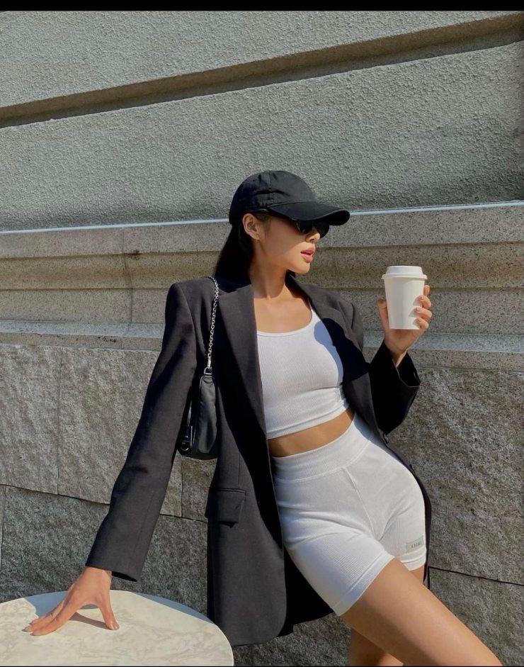 Nhờ công việc liên quan tới thời trang nên Thảo Nhi Lê là người có gu, trẻ trung và quyến rũ.