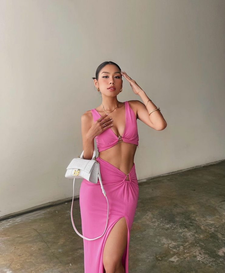 Với sự hoạt động năng nổ, Thảo Nhi Lê trở thành nàng hậu được nhiều nhãn hàng thời trang săn đón.