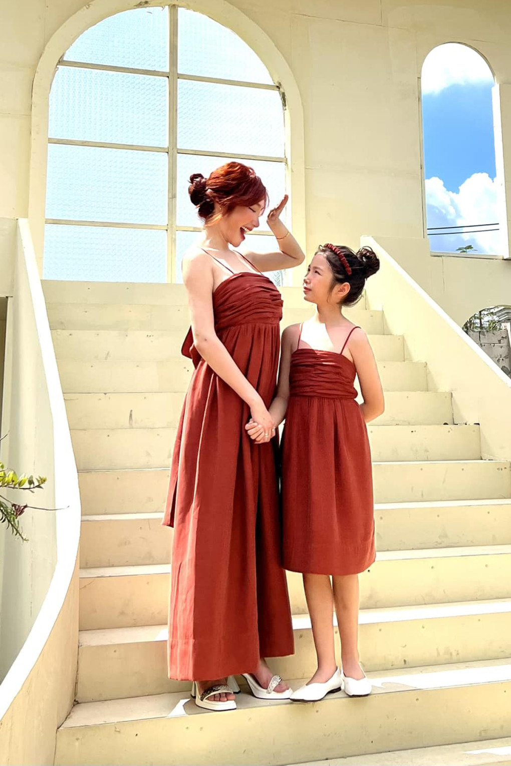 Con gái lai Tây của Elly Trần thường xuyên được mẹ cho diện áo dài truyền thống.