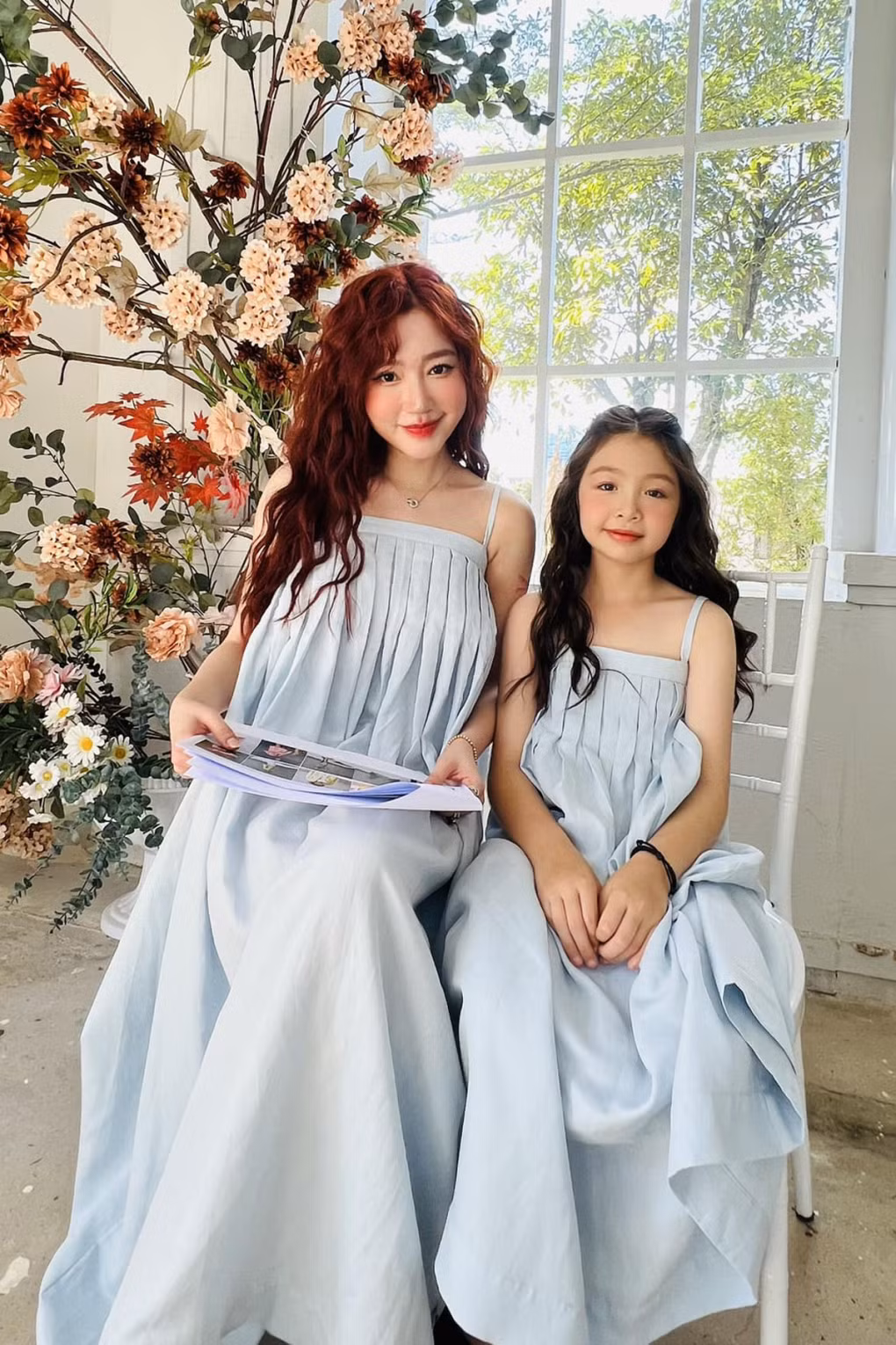 Càng lớn càng phổng phao, con gái Elly Trần được nhiều khán giả khen có sắc vóc 'hoa hậu tương lai'. Mái tóc đen dài, cô bé trông dịu dàng.