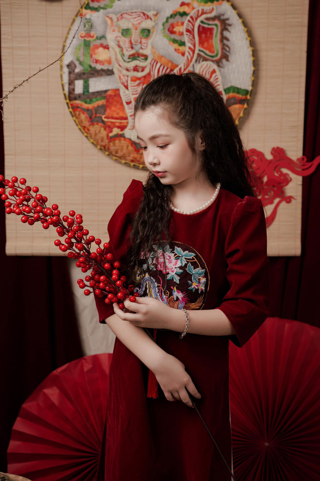 Elly Trần cho biết ngoại trừ túi xách hơi dài, Cadie đã mặc được một số bộ đồ của mẹ.