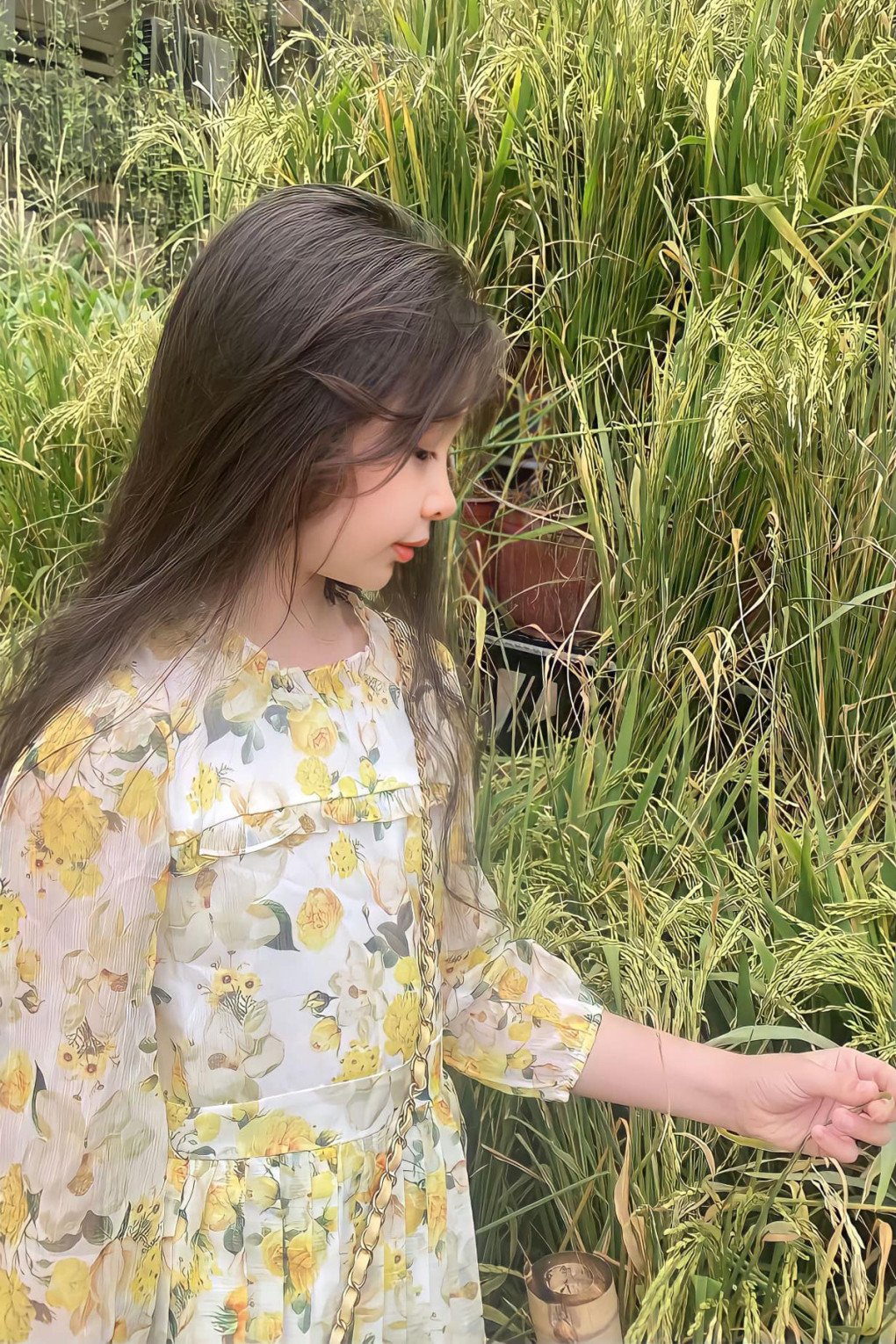 Mới 8 tuổi, cô nhóc đã mặc khá vừa vặn chiếc chân váy hoa của mẹ.