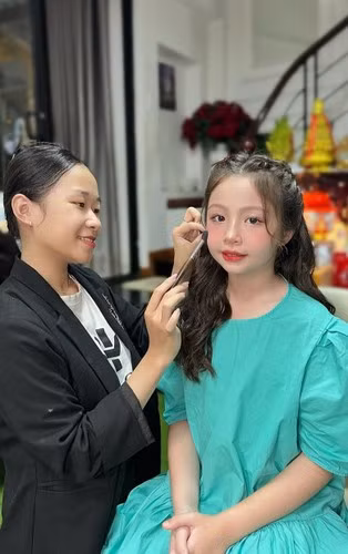 Mỗi dịp năm mới, Cadie luôn được thay đổi nhiều mẫu áo dài. Không chỉ khéo tạo dáng, bé còn tự biết làm điệu, chọn phụ kiện đi kèm trang phục hay kiểu tóc phù hợp.