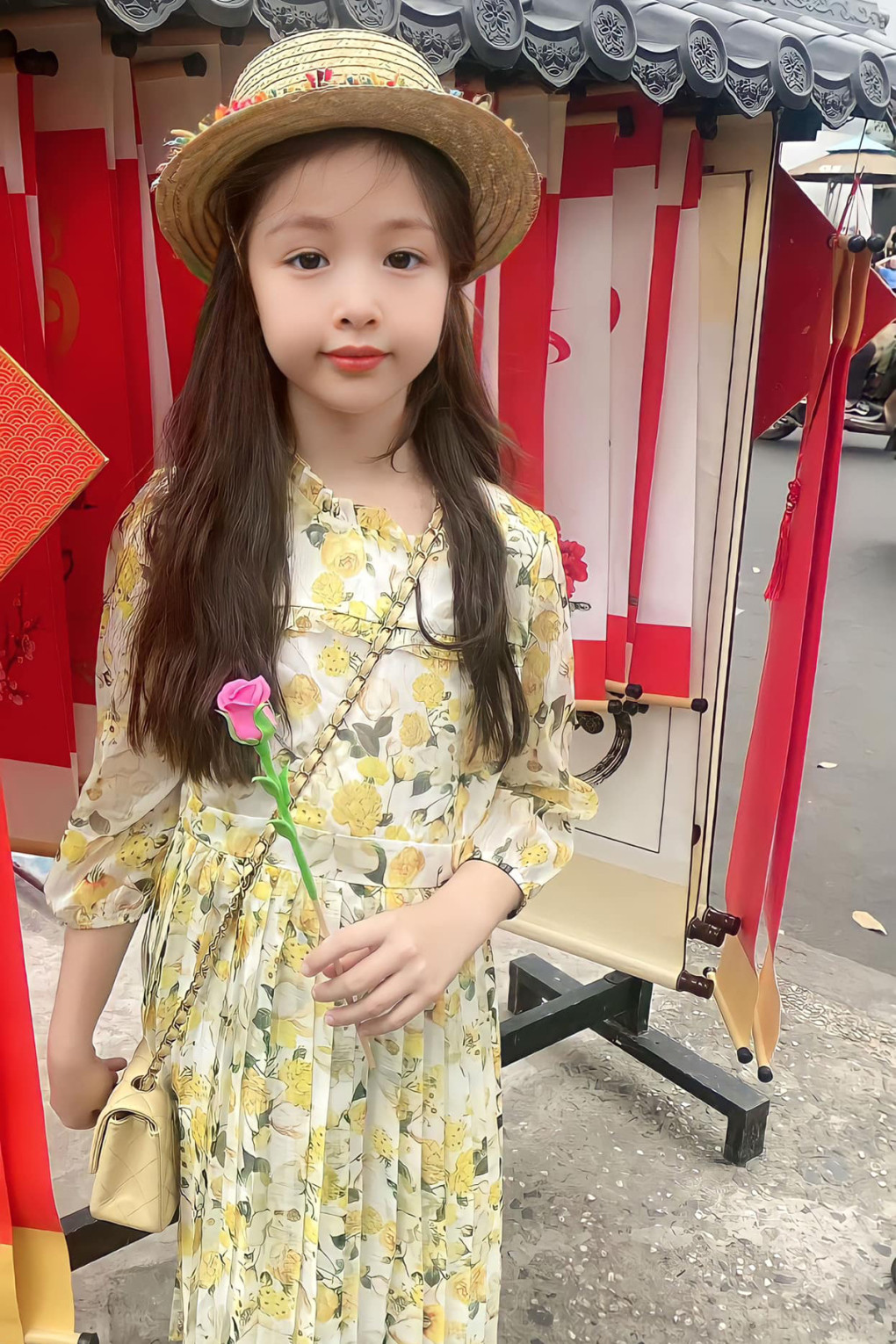 Nhóc tì nhà hot girl Elly Trần được bà trổ tài làm stylist, dùng quần áo của mẹ để mix-match thành trang phục chụp hình.