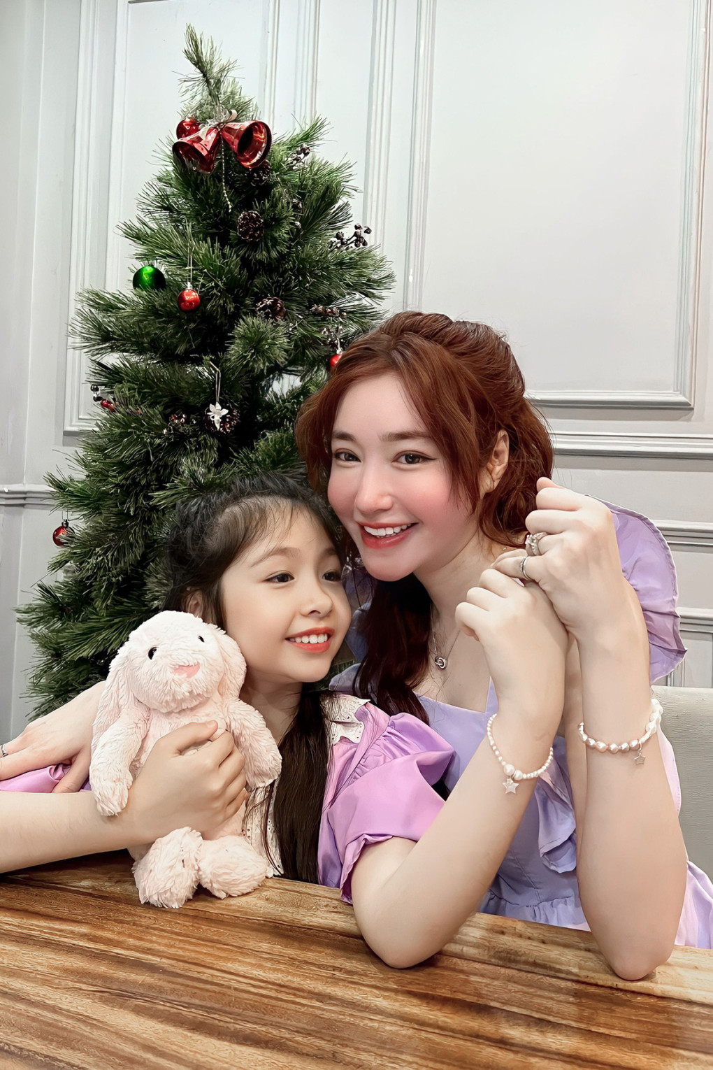 Trong những bức ảnh Elly Trần chia sẻ, bé Cadie tạo dáng điệu đà.