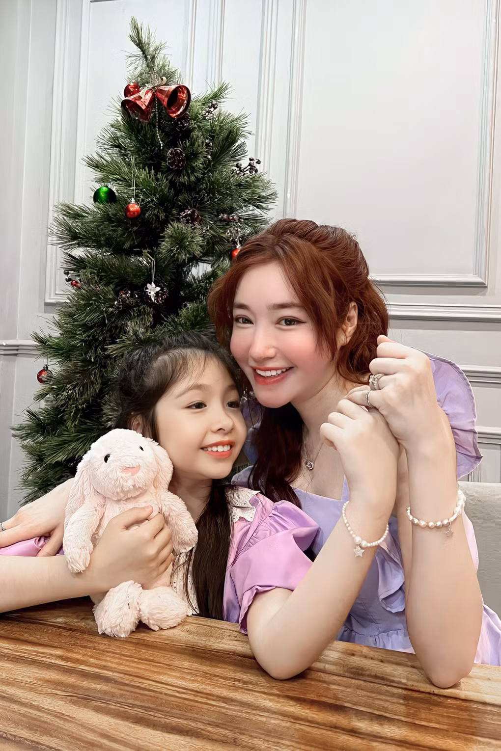 Trong những bức ảnh Elly Trần chia sẻ, bé Cadie tạo dáng điệu đà.