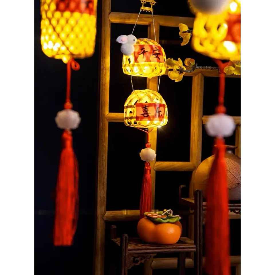 Trên Facebook, Tiktok shop,... chúng được rao bán rầm rộ với giá từ 25.000-30.000 đồng/chiếc. Tại các cửa hàng trên phố tại Hà Nội, giá của đèn lồng dao động 45.000-60.000 đồng/chiếc.