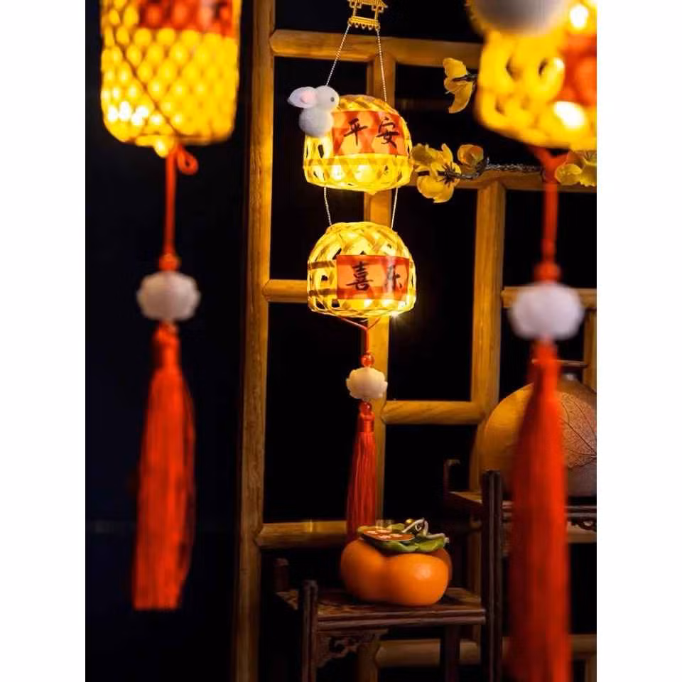 Trên Facebook, Tiktok shop,... chúng được rao bán rầm rộ với giá từ 25.000-30.000 đồng/chiếc. Tại các cửa hàng trên phố tại Hà Nội, giá của đèn lồng dao động 45.000-60.000 đồng/chiếc.