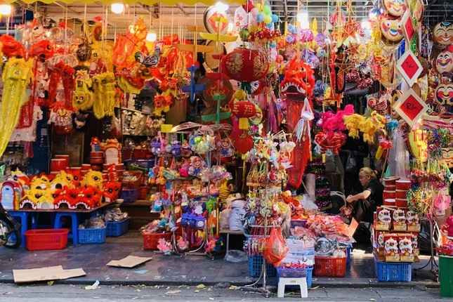 Tại tuyến phố chuyên đồ chơi Trung thu như Hàng Mã, Lương Văn Can, Hàng Lược, Đồng Xuân… chiếc đèn thỏ này hiện được bày ở vị trí bắt mắt.