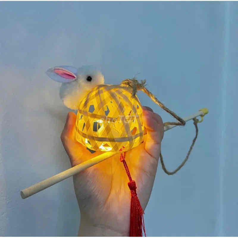 Một số tiểu thương cho biết, mặt hàng này hiện đang bán khá chạy, có nơi số lượng đạt đến 300 chiếc/ngày.