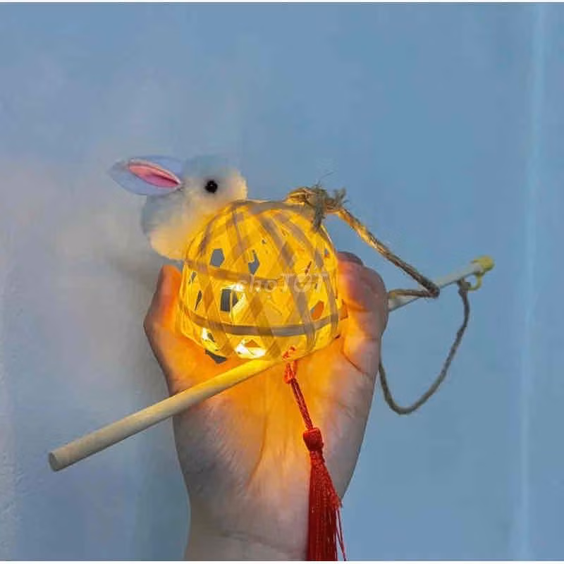 Một số tiểu thương cho biết, mặt hàng này hiện đang bán khá chạy, có nơi số lượng đạt đến 300 chiếc/ngày.