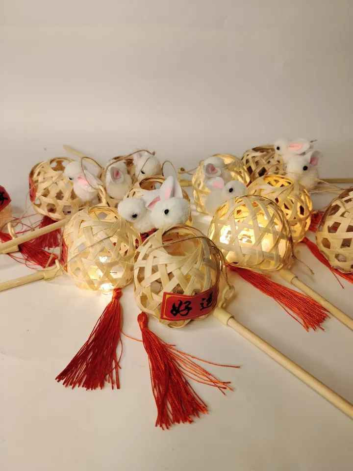 Trong khi đó, nguồn hàng nhập đèn lồng thỏ khan hiếm, nên một số nơi đang rơi vào tình trạng cháy hàng, dù còn khoảng vài tuần nữa mới đến Trung thu.