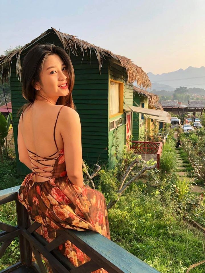 Không chỉ xinh đẹp, Trần Hậu còn học rất giỏi, cô nàng có thành tích học tập cực đáng nể khi 12 năm liền là học sinh khá giỏi, giải ba học sinh giỏi văn cấp thành phố…