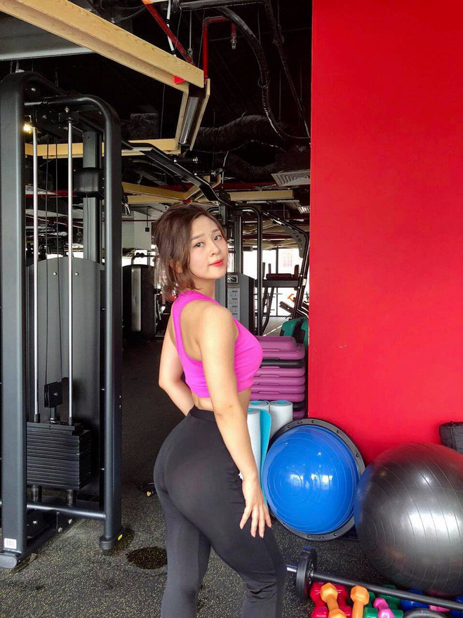 Trần Hậu từng đã đăng tấm ảnh khoe bắp tay lên cơ cuồn cuộn lúc mặc váy nhưng vẫn đẹp và quyến rũ lên một group kín.