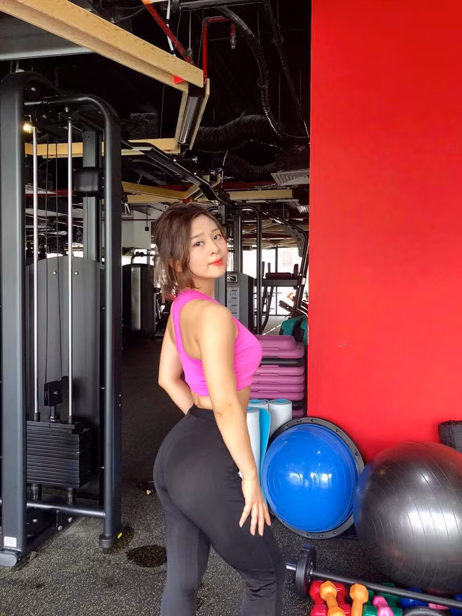 Trần Hậu từng đã đăng tấm ảnh khoe bắp tay lên cơ cuồn cuộn lúc mặc váy nhưng vẫn đẹp và quyến rũ lên một group kín.