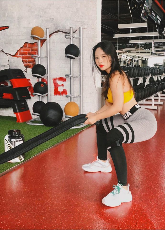 Hot girl múa côn nói: "Mình học võ để rèn luyện sức khỏe, kiên trì và nhẫn nại. Mặc dù không thực sự có khả năng bảo vệ được những người thân yêu nhưng có thể khiến mọi người an tâm về mình".