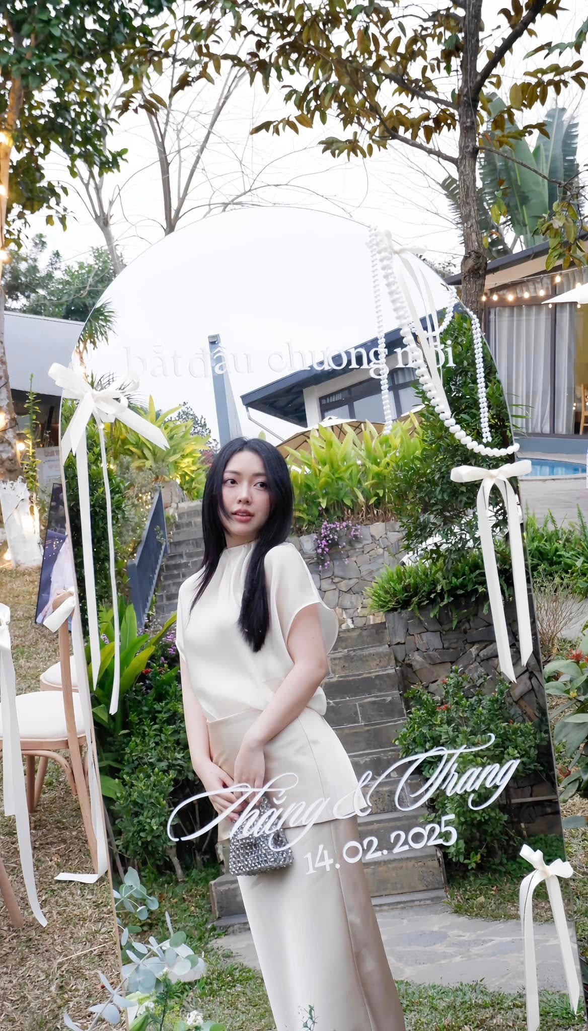 Hà Trang vốn nổi tiếng là hot girl Bắc Giang với vẻ đẹp tự nhiên, gương mặt bầu bĩnh baby.