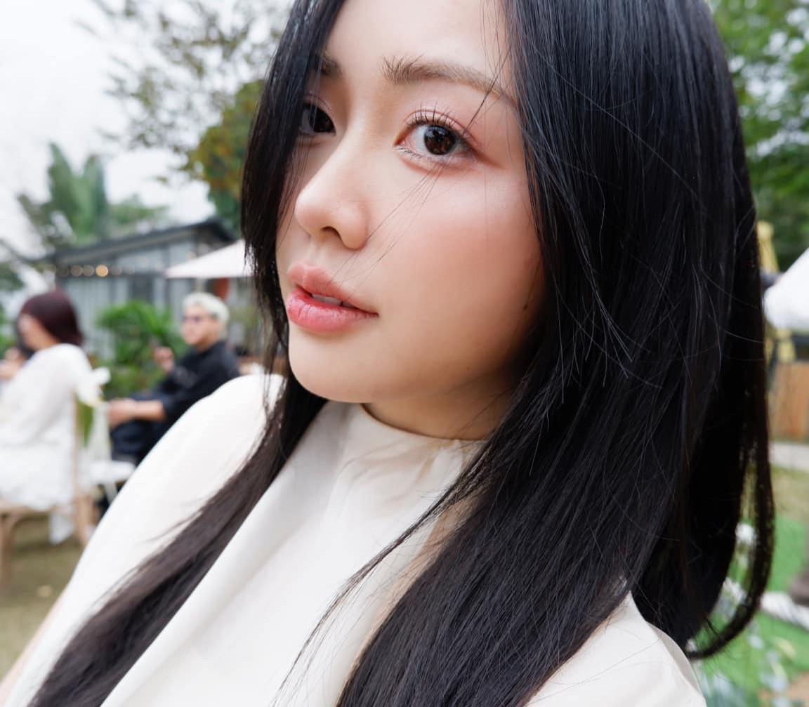 Visual của mẹ bỉm sữa Mai Hà Trang khiến người em thân thiết - Doãn Hải My (cô gái được ưu ái gọi là "bạch nguyệt quang" làng bóng đá) - cũng phải trầm trồ khen ngợi: "Cuối cùng cô ấy cũng chịu đăng ảnh. Xinh điên lên" Chẳng