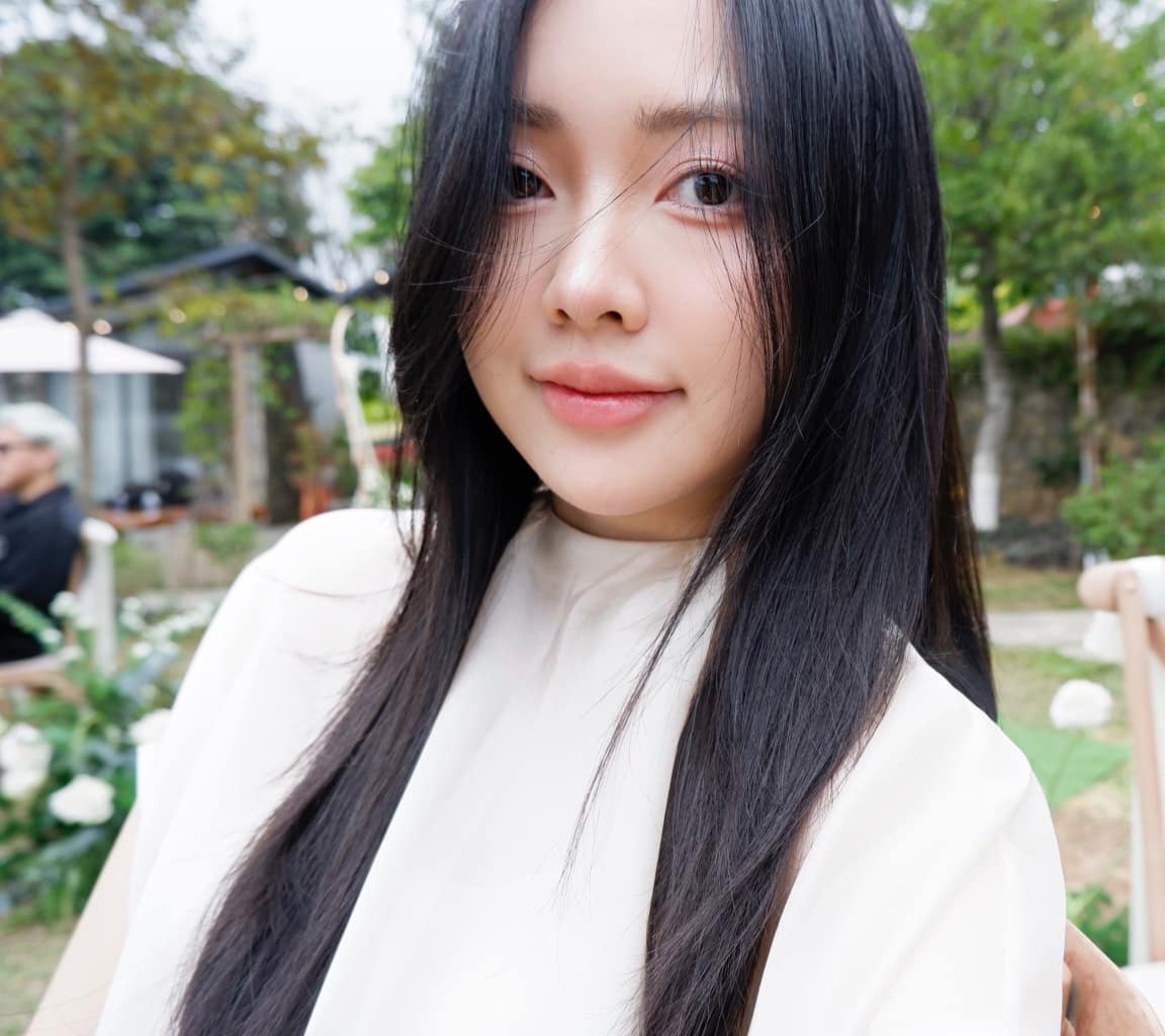 Sau khi trở thành mẹ bỉm sữa, bà xã cầu thủ Hà Đức Chinh nhanh chóng lấy lại phong độ nhan sắc, mỗi lần xuất hiện đều gây thương nhớ.