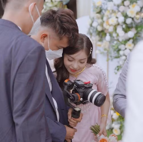 Trên trang cá nhân, không khó bắt gặp hình ảnh chồng Nhật Lê khoe đi lại bằng siêu xe, diện đồ hiệu, sống sang chảnh.