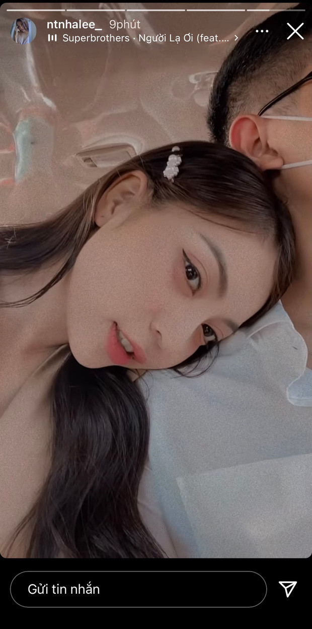 Cụ thể, trong video Nhật Lê đang tựa đầu tình cảm lên vai một người đàn ông mặc vest. Tuy không thấy rõ mặt người ấy nhưng những thám tử mạng đã tinh ý phát hiện ra chiếc váy cô mặc trên story giống hệt hôm đám hỏi.