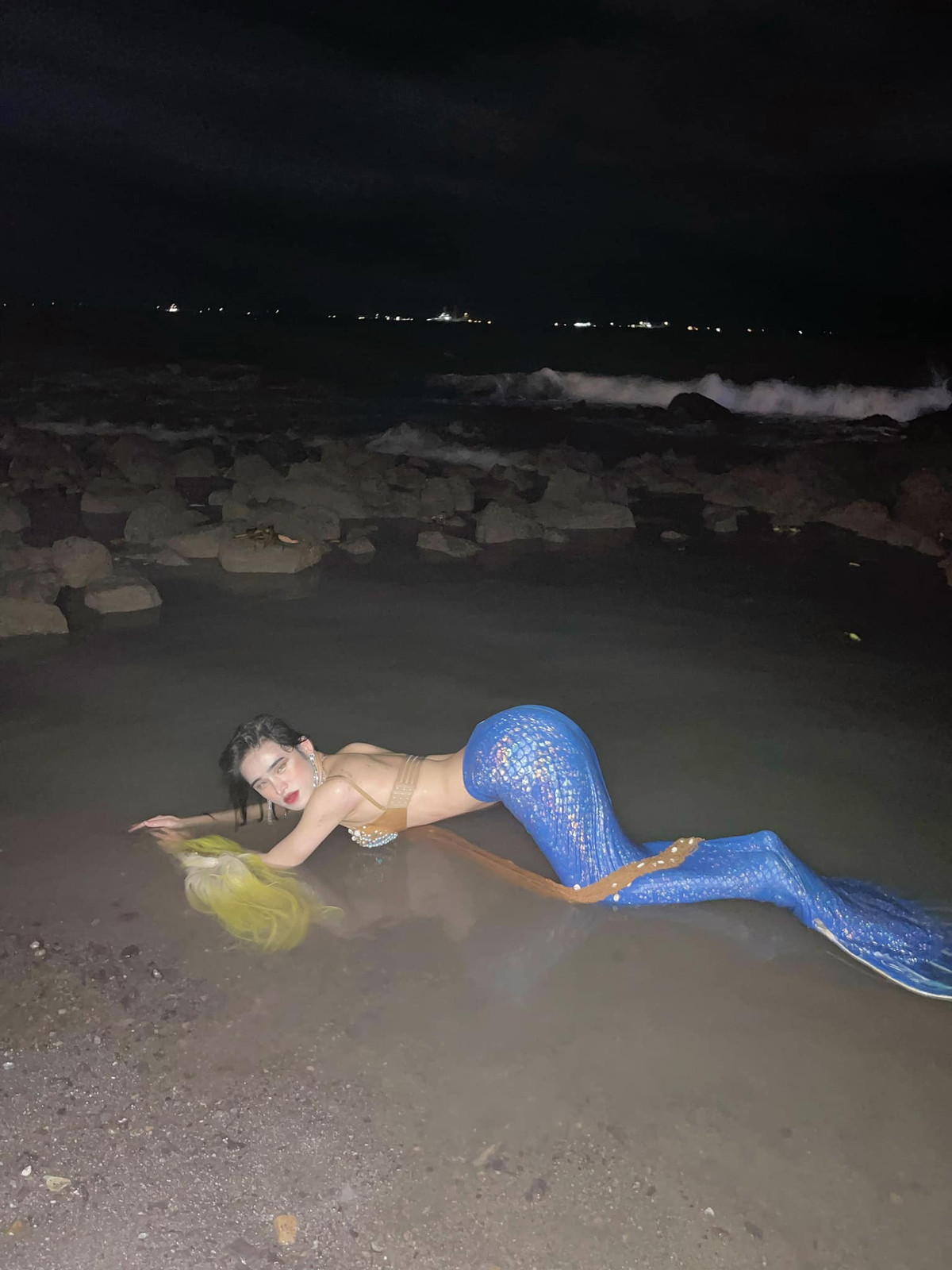 Chàng hot face thường xuyên được ví là bản sao Hiền Hồ vì lối trang điểm và mái tóc "na ná" với nữ ca sĩ.