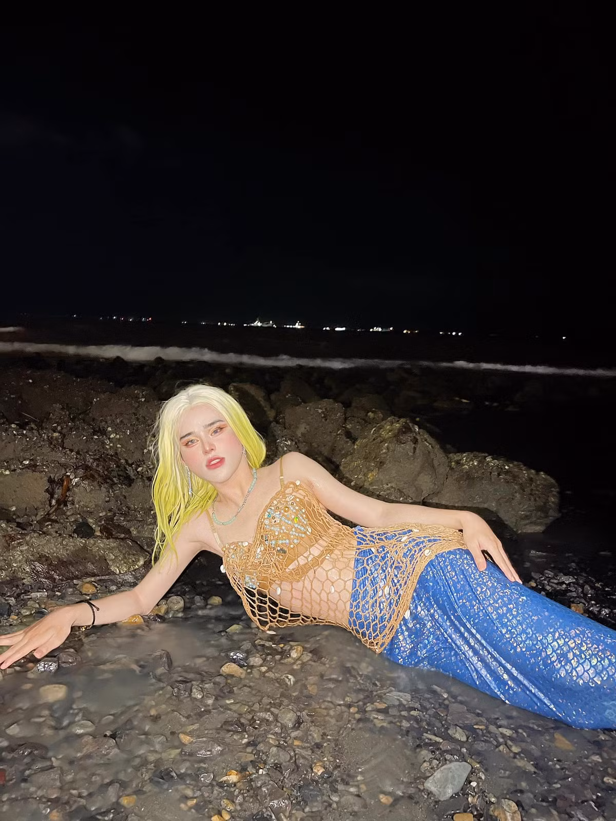 Theo đó, thảm hoạ mạng này đã đội tóc giả màu vàng, diện trang phục "tiên cá" tại biển Vũng Tàu.