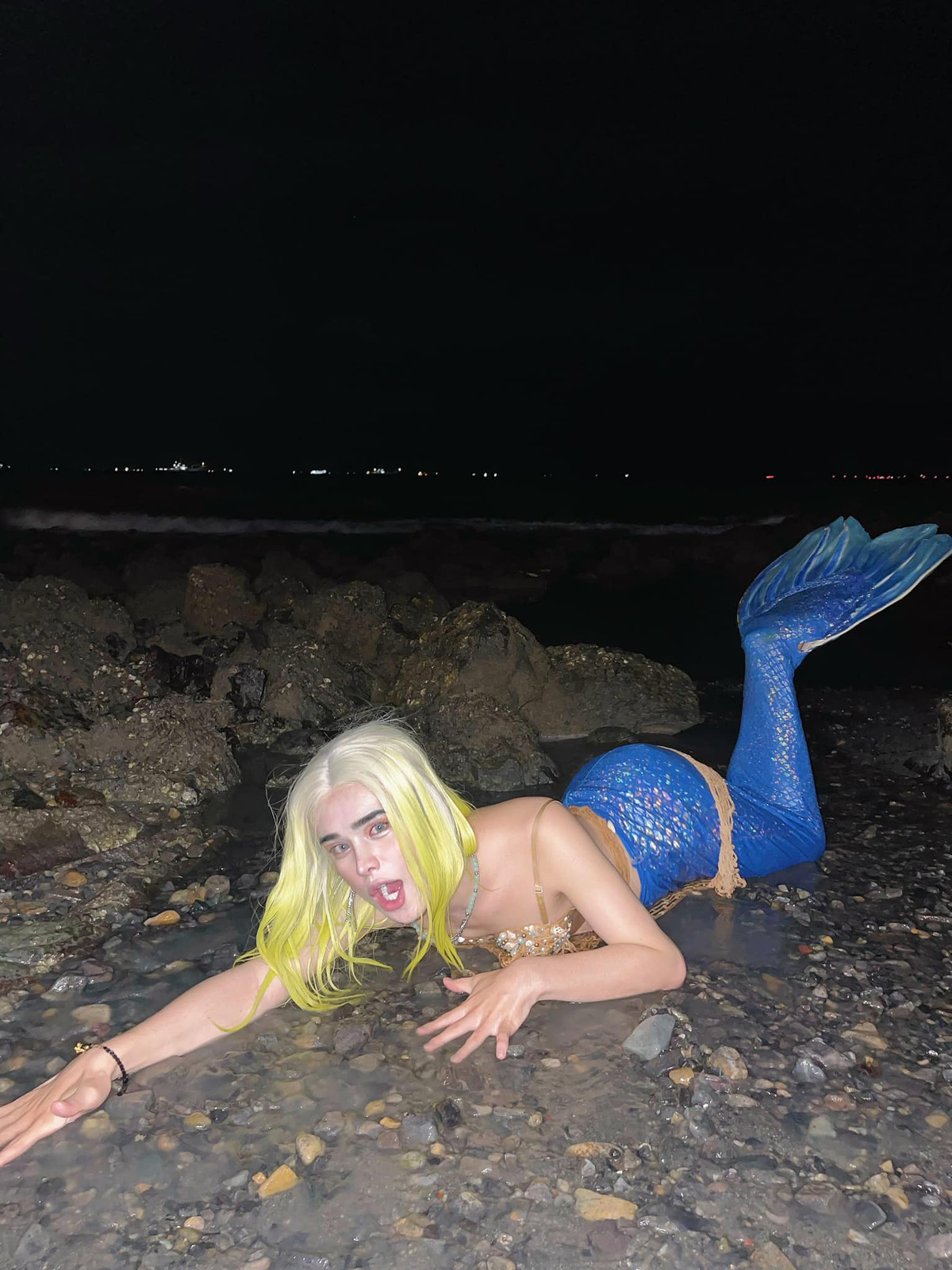 Thậm chí, một số người đã vào bình luận chỉ trích gay gắt bên dưới bài viết: "Quá lố lắng!", "Nhìn muốn "cảm lạnh" sao có thể diễn như thế được nhìn." hay "Phản cảm, chả thấy đẹp gì cả"...