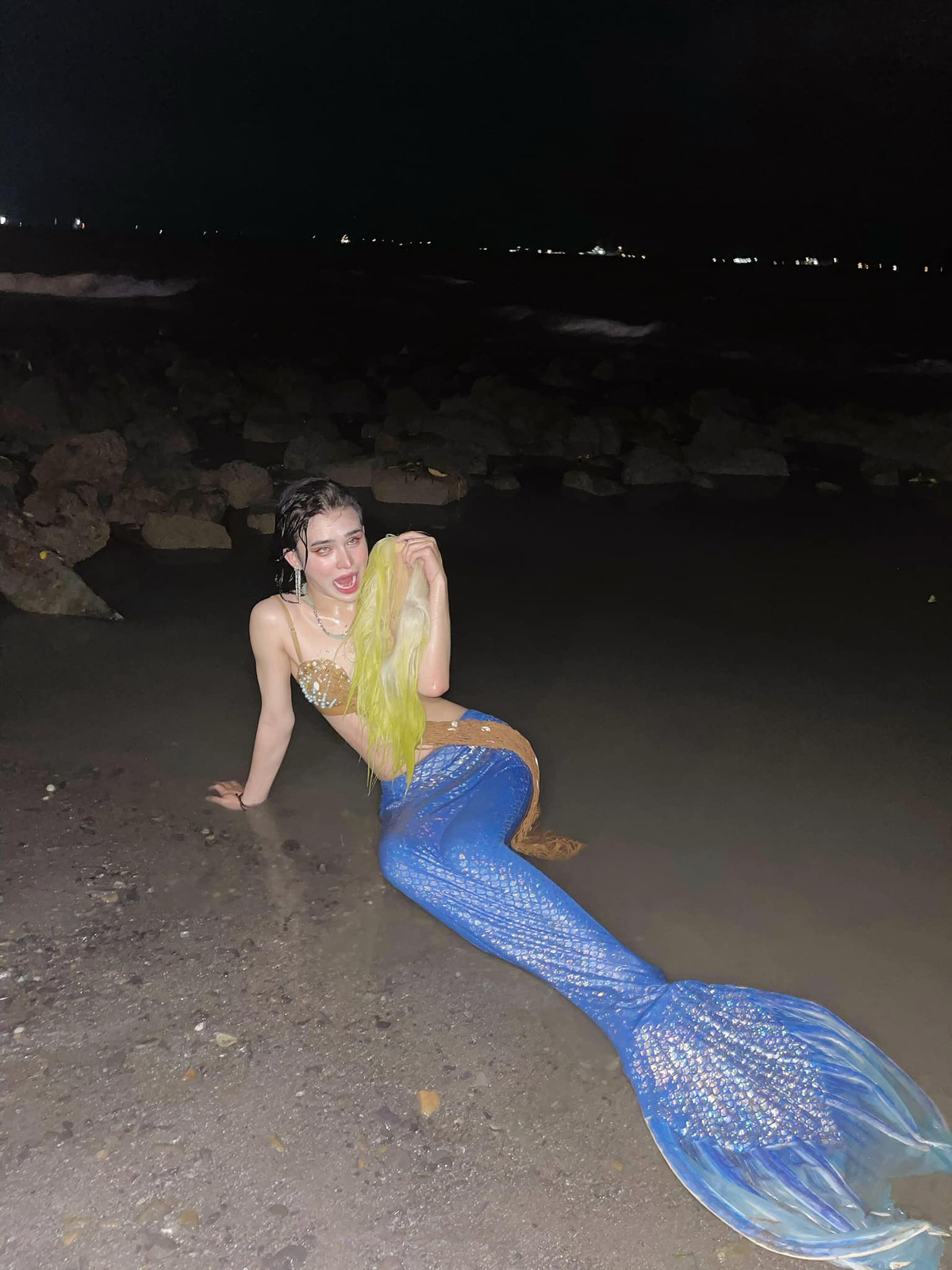 Trước đó, Trần Đức Bo cũng đã "gây bão" khi được một chàng trai lạ mặt bế tại phố đi bộ.