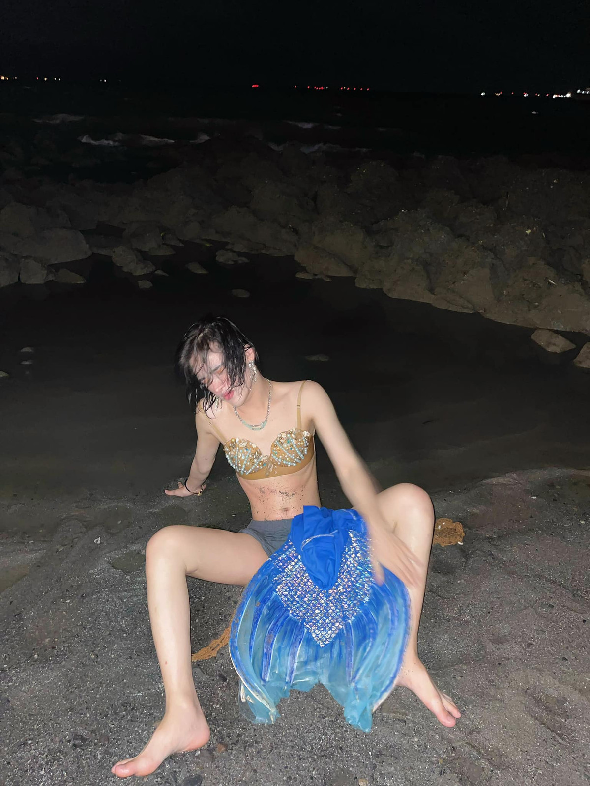 Việc thường xuyên livestream nhảy múa với nhiều hành động ưỡn ẹo "kỳ quặc" của Trần Đức Bo từng cũng khiến nhiều người bất bình.