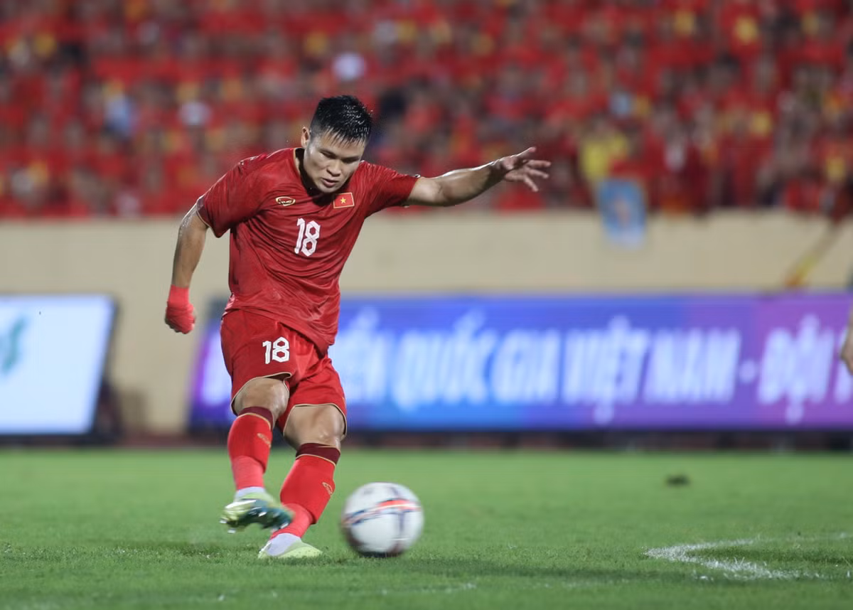 Thang Syria, HLV Troussier coi bo ap luc o 