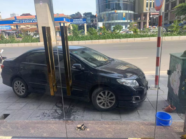 Câu chuyện đỗ xe không đúng chỗ, ảnh hưởng đến gia đình người khác chẳng phải hiếm hoi. Một chủ cửa hàng mới đây cũng đăng lên "kêu trời" vì đến giờ mở hàng kinh doanh mà ai đó đỗ xe chình ình từ đêm đến sáng.