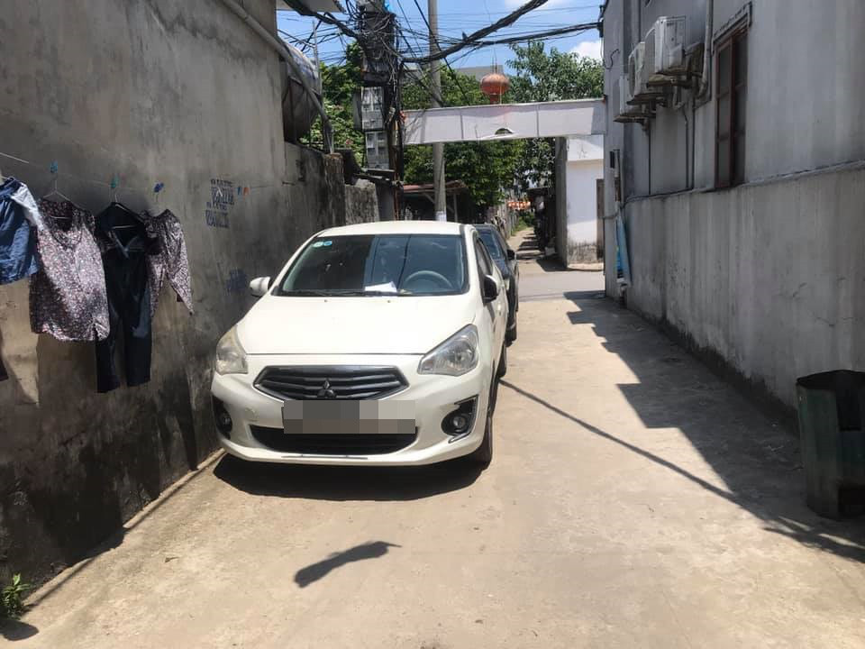 Mới đây, trên mạng xã hội xuất hiện hình ảnh đỗ xe ngang ngược của một chủ xe. Theo đó, con ngõ này là đường đi lại của nhiều hộ gia đình, tuy vậy lại có một chủ xe ngang nhiên đỗ xe ở ngay đấy.