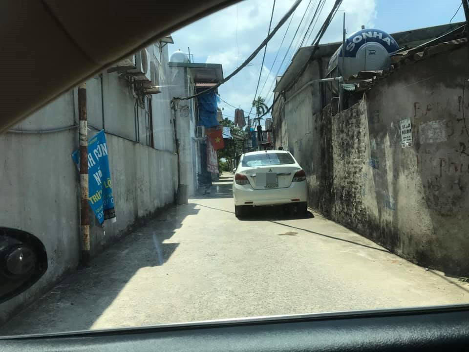 Đương nhiên nhìn phần bên cạnh chắc hẳn chẳng có một chiếc ô tô nào đi qua được nữa rồi. Chỉ vì màn đỗ xe thiếu ý thức của mình mà chủ xe hơi đã gây nên sự bất tiện cho bao nhiêu người khác.