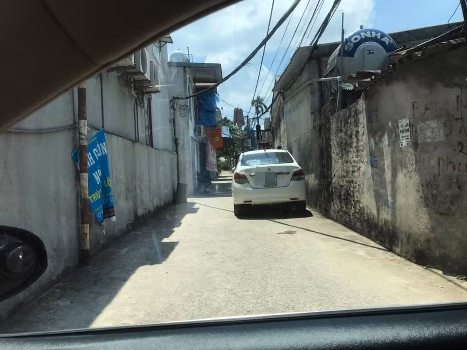 Đương nhiên nhìn phần bên cạnh chắc hẳn chẳng có một chiếc ô tô nào đi qua được nữa rồi. Chỉ vì màn đỗ xe thiếu ý thức của mình mà chủ xe hơi đã gây nên sự bất tiện cho bao nhiêu người khác.