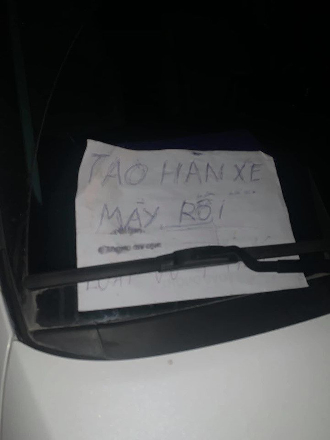 Chủ nhà còn để lại tờ giấy cảnh tỉnh thói đỗ xe thiếu ý thức của chủ xe bằng mẩu giấy.