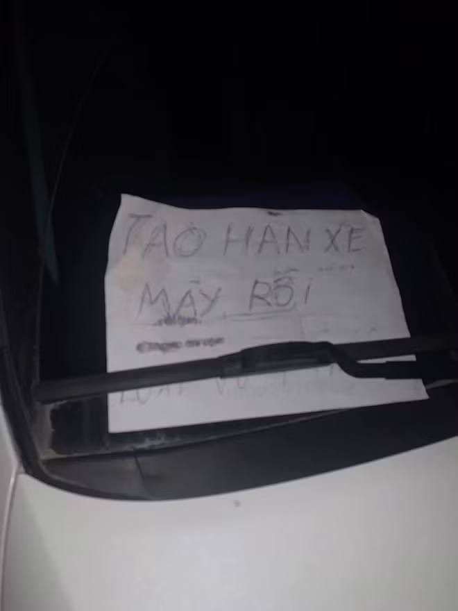 Chủ nhà còn để lại tờ giấy cảnh tỉnh thói đỗ xe thiếu ý thức của chủ xe bằng mẩu giấy.