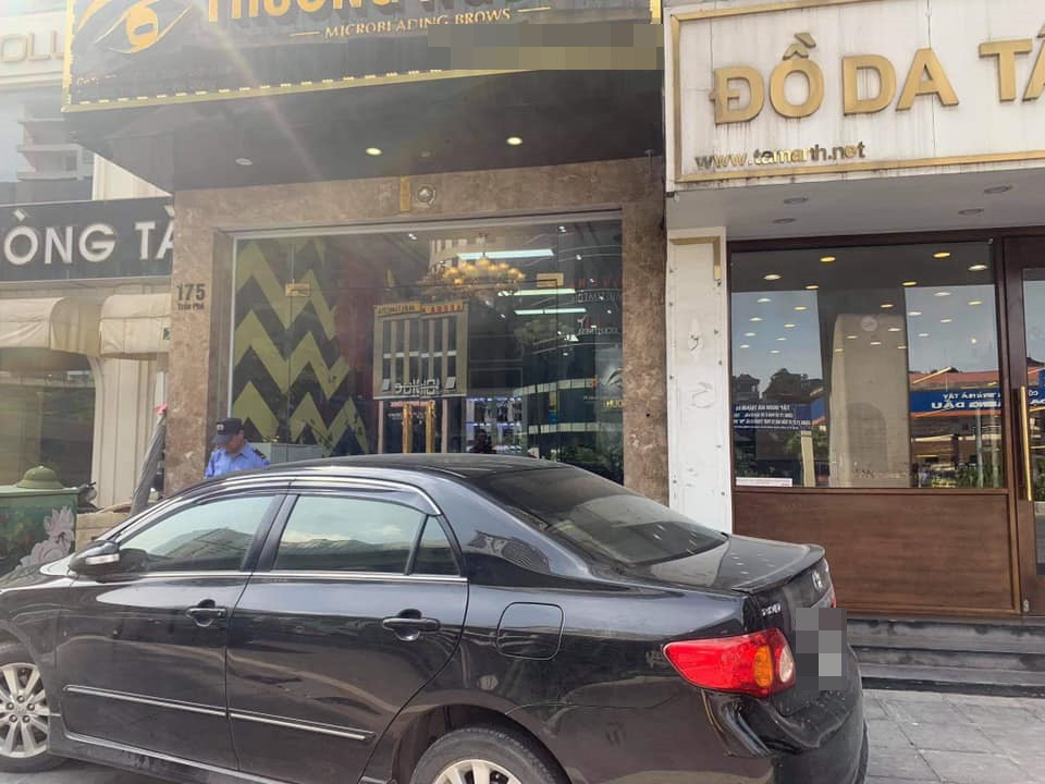 Trước quán hàng nhà người ta mà đỗ nguyên xe ô tô như thế thì xe của khách vào thế nào được. Vậy mới biết sự tức tối của ông chủ nhà không sai chút nào.