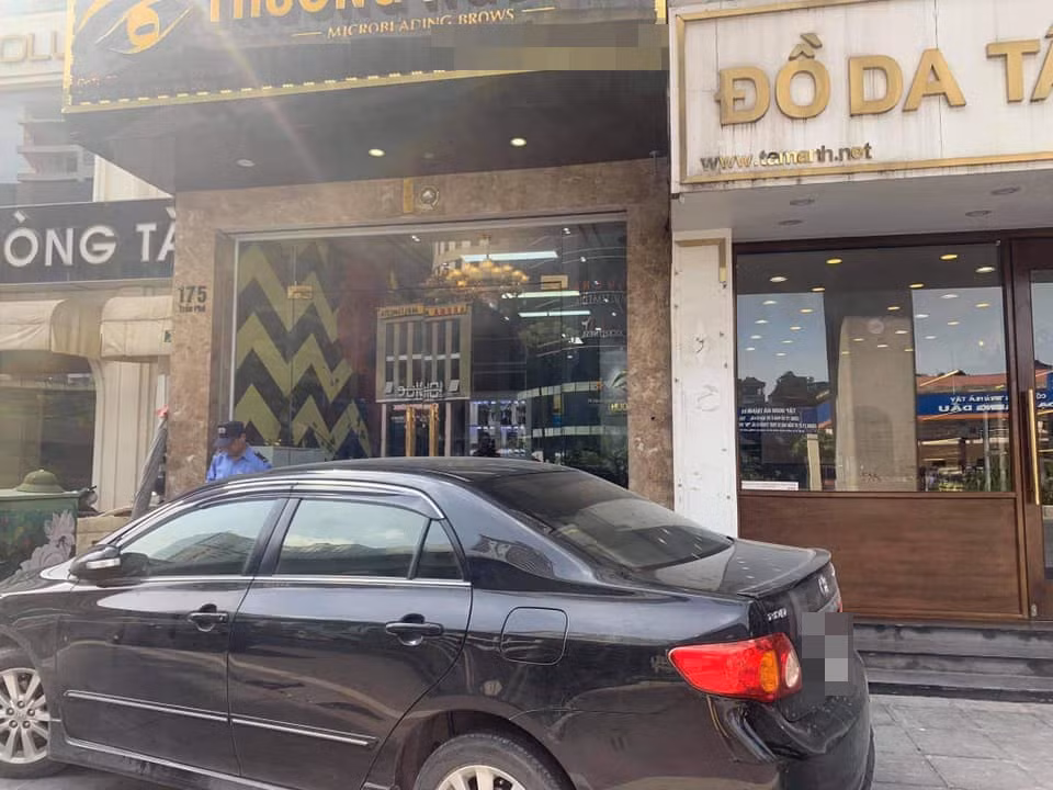 Trước quán hàng nhà người ta mà đỗ nguyên xe ô tô như thế thì xe của khách vào thế nào được. Vậy mới biết sự tức tối của ông chủ nhà không sai chút nào.