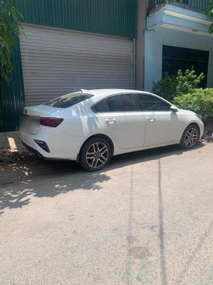 Cụ thể, chủ chiếc xe màu trắng, đỗ chắn ngang lối đi vào nhà của một gia đình. Bất bình trước hành vi này, người nhà dùng mối hàn, hàn chết vành bánh xuống thanh sắt dưới đất.