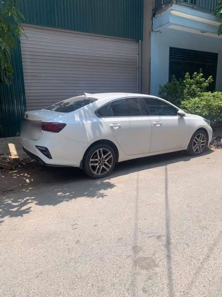 Cụ thể, chủ chiếc xe màu trắng, đỗ chắn ngang lối đi vào nhà của một gia đình. Bất bình trước hành vi này, người nhà dùng mối hàn, hàn chết vành bánh xuống thanh sắt dưới đất.