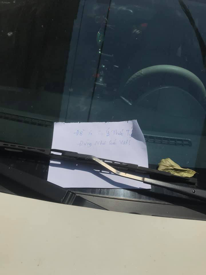 Một chủ xe hơi khác khi đi về mà chẳng vào nổi nhà, phải đỗ xe mình ngay bên sau xe hơi này rồi đi bộ vào trong để lại bình luận: "Cả ngõ nhà em có một đường duy nhất mà nó đỗ như vậy. Em nhắc nhở như vậy không biết có thay đổi được gì không".